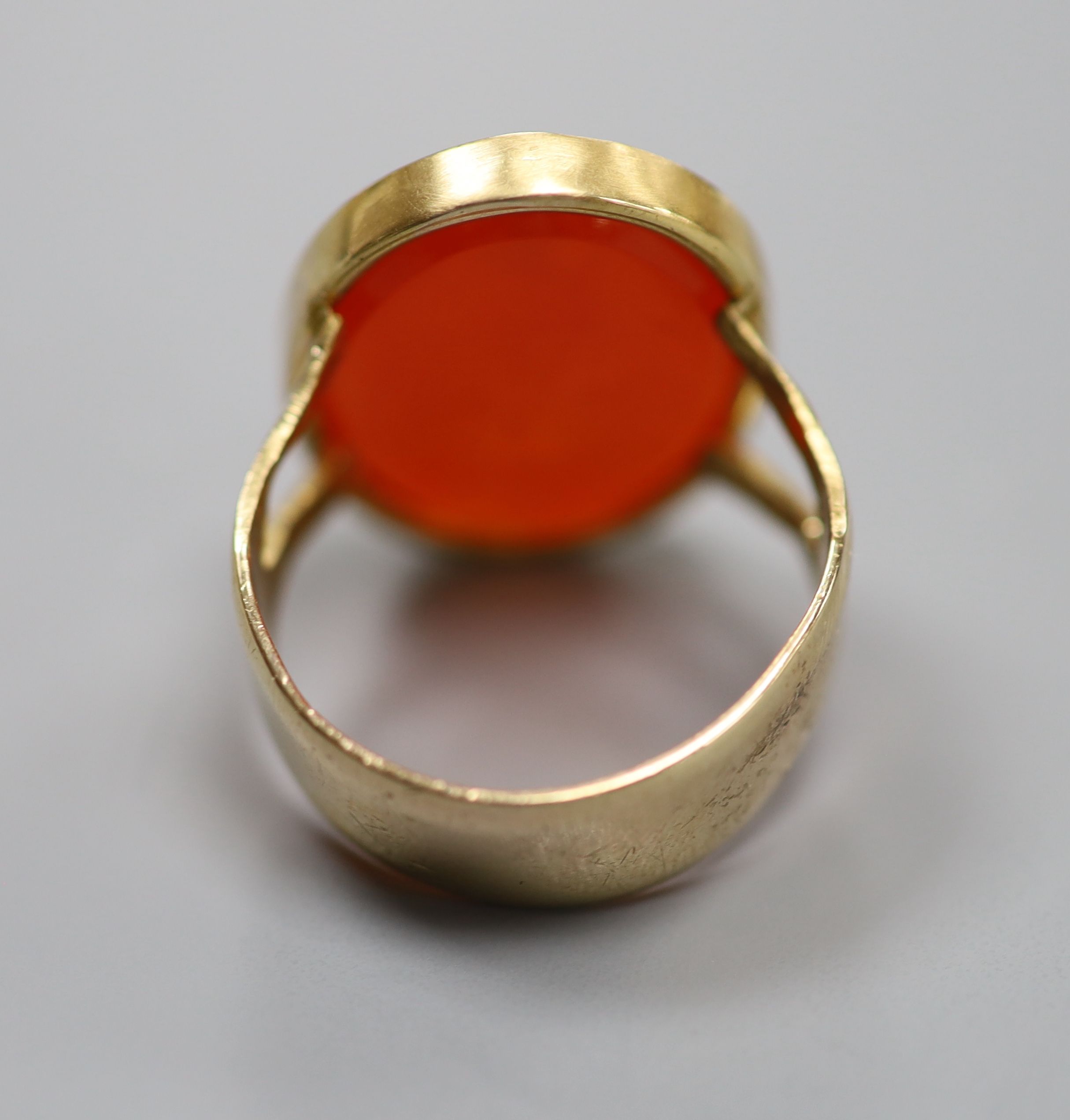 A modern Victorian style 9ct gold and oval carnelian set signet ring (adapted)